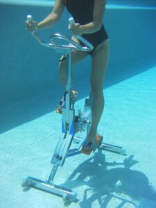 ejercicio-bicicleta-en-piscina